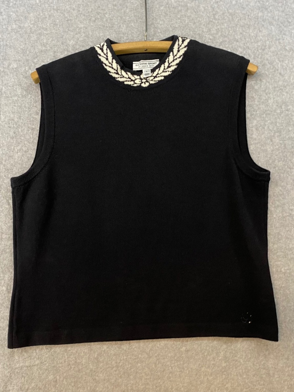 St John Sport Size L • Sleeveless Santana Knit • Black White Wreath On Neck
